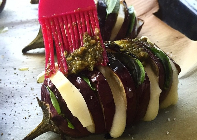 1. Этап. Капрезе из баклажанов: 5. Начиненые баклажаны смажьте соусом 