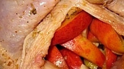 1. Этап. Курица с персиками: Нафаршировать курицу чесноком и персиками, уложить в смазанную маслом форму и запекать при температуре 180С около часа - до образования румяной корочки.