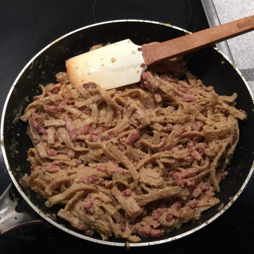 1. Этап. Спагетти с соусом Карбонара: 8. Хорошенько перемешайте все содержимое и прогрейте несколько минут.