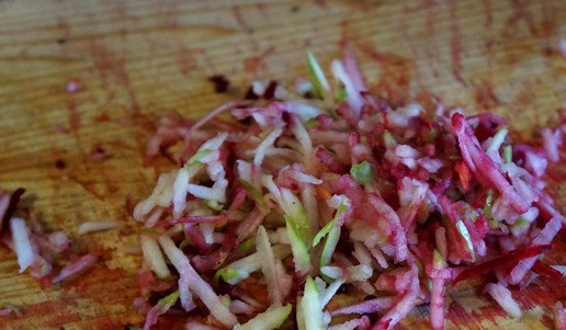 1. Этап. Салат из овощей и яблока Рубиновый: Так же натереть яблоко, не снимая кожицы.