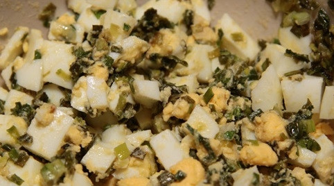 1. Этап. Слойки с яйцом и луком: 5. Добавьте зелень. Посолите и поперчите по вкусу, аккуратно перемешайте начинку.