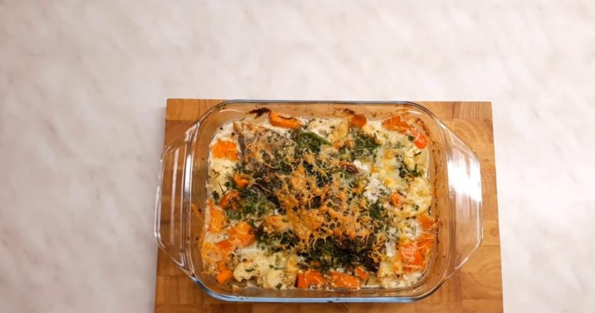 1. Этап. Рыба, запеченная с овощами (гратен): 4. Мелко нарежьте зелень, натрите пармезан на терке и натрите цедру лимона. Когда овощи будут готовы, добавьте к рыбе зелень, пармезан и цедру лимона. Отправьте в духовку еще на 10 минут в режиме 