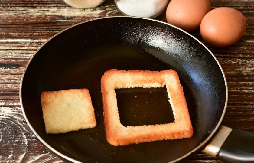 1. Этап. Яичница по-бирмингемски: В сковороду налейте масло, и обжарьте хлеб с одной стороны до румяного цвета.