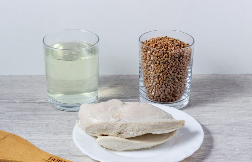 1. Этап. Каша на курином бульоне: Подготовьте все необходимые ингредиенты. Грудку заранее отварите в подсоленной воде. Полученный бульон и вареную грудку будем использовать для каши.