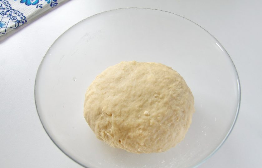 1. Этап. Кулебяка с капустой: Теперь, частями подсыпая оставшуюся муку, замесите мягкое тесто и соберите его в шар. Муки может уйти чуть больше или меньше, чем указано в рецепте, тесто должно отставать от рук, но не быть слишком тугим.