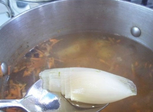 1. Этап. Суп с бычками в томатном соусе: Когда лук сварится и отдаст свой аромат, извлеките его из супа – он больше не нужен.