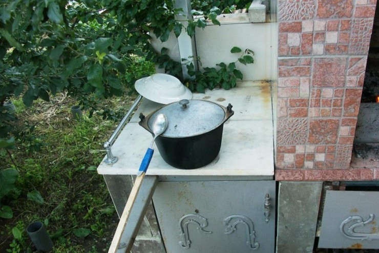 1. Этап. Шулюм из баранины на костре: Снимаем шулюм с огня, накрываем котелок крышкой и даем супу минут 20 настояться. Потом разливаем его по тарелкам и подаем к столу с красным вином. Приятного всем аппетита!