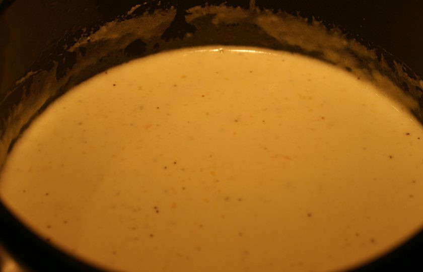 1. Этап. Запеканка с курицей, рисом и грибами: 3. В небольшом сотейнике растопите масло и добавьте оставшуюся муку, перемешайте. Влейте молоко, сливки и измельченный пармезан, посолите и поперчите. Варите до образования густого соуса.