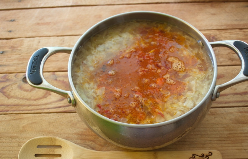 1. Этап. Борщ куриный: В кипящий бульон добавьте жареную капусту и зажарку. Варите все вместе до готовности. По вкусу в борщ добавьте соль, специи. Доведите его 