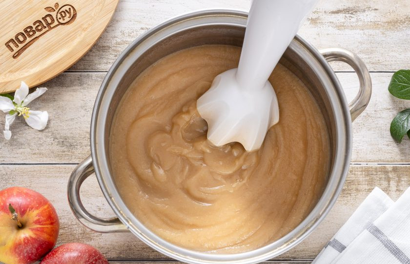 1. Этап. Домашняя пастила: Измельчите яблоки погружным блендером до однородного пюре.