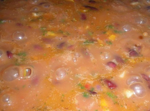 1. Этап. Гуляш из фасоли: Доводим до кипения и смотрим, какая у нас получилась подлива. Если слишком густая - добавим еще немного воды.