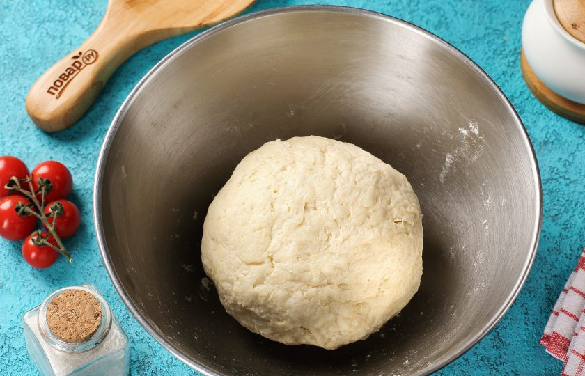 1. Этап. Песочное тесто на маргарине для пирога: Соберите готовое тесто в шар, заверните в пищевую плёнку и уберите в холодильник на 30 минут. По истечении указанного времени, тесто готово к работе.