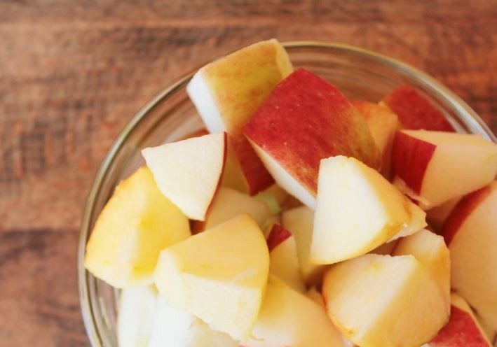 1. Этап. Заготовка из яблок на зиму: Яблоки вымойте и обсушите. Удалите из фруктов сердцевинку вместе с косточками. Затем порежьте яблоки на небольшие кусочки произвольного размера.