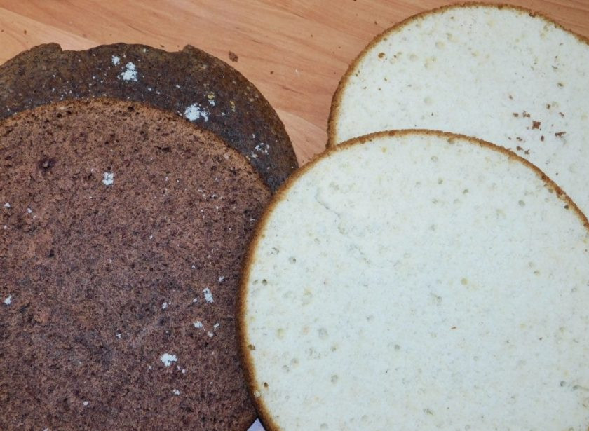 1. Этап. Торт Воздушный поцелуй: Готовые бисквиты остудите и разрежьте каждый на 2 коржа.