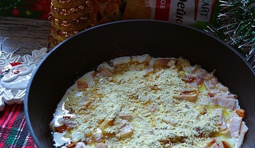 1. Этап. Паста Ёлки-палки: Влить сливки и добавить специи, постарайтесь найти именно приправу для карбонары. Перемешать.