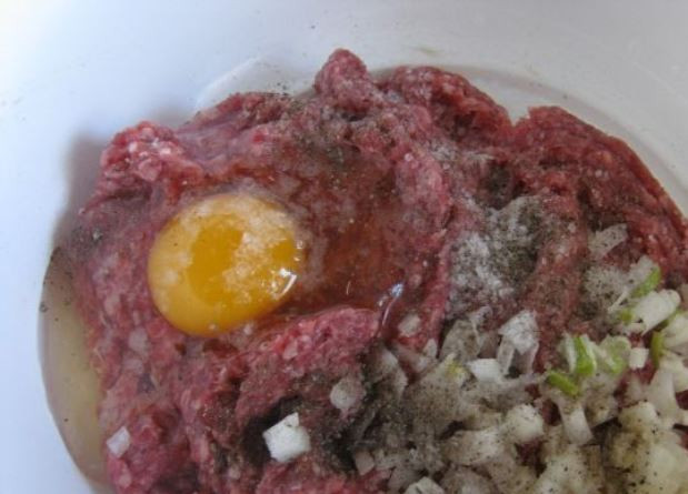 1. Этап. Бифштекс рубленый из говядины: Смешайте говяжий фарш с луком и яйцом, посолите и поперчите по вкусу.