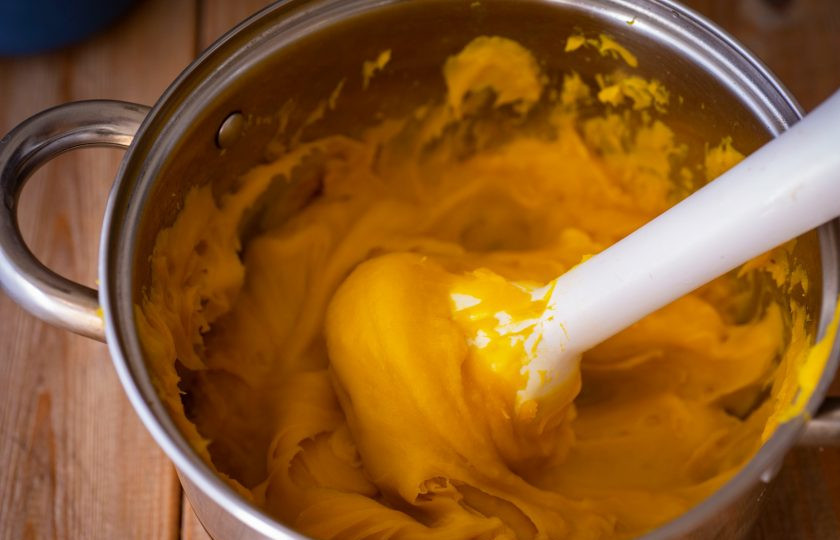 1. Этап. Осенние булочки: Затем с отваренной тыквы слейте воду и пробейте погружным блендером до получения однородного тыквенного пюре. Нам потребуется 800 грамм пюре.