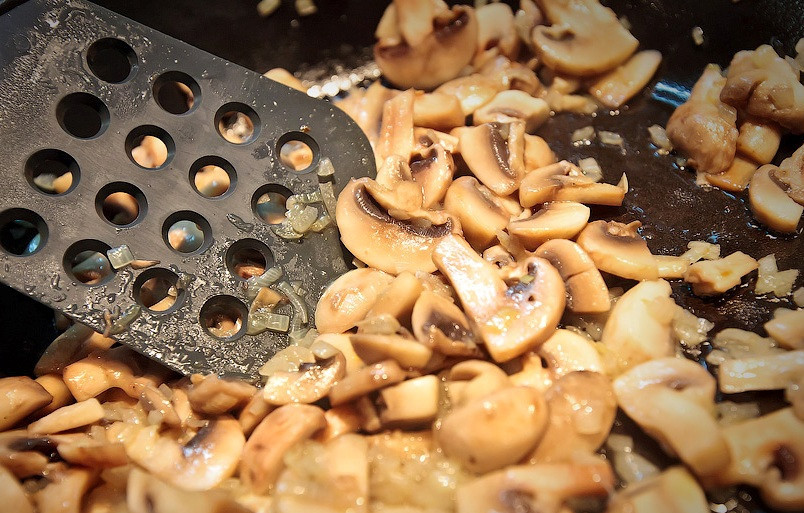 1. Этап. Бутерброды с шампиньонами и сыром: Разогреваем на сковороде растительное масло и обжариваем на нем лук до золотистого цвета, затем добавляем к луку нарезанные грибы. Жарим все, помешивая, минут 7-10, затем снимаем сковороду с огня, солим и перчим грибы по вкусу.