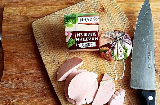 1. Этап. Овощное ассорти на кеци с колбасой: Готовим колбасу варёную. Я использую ТМ Индилайт из филе индейки. Для этого блюда она очень подойдёт. Мне понадобится чуть больше половины батончика, ~ 250 г.