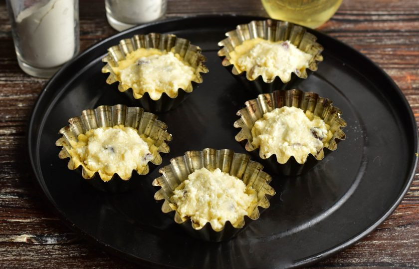 1. Этап. Тарталетки с творожным кремом и фруктами: Выложите творожный крем в тарталетки.