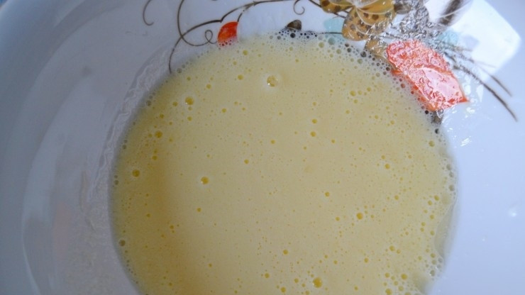 1. Этап. Маковый рулет без дрожжей: 1. В миску влейте кефир, добавьте уксус, 0,5 стакана сахара, соль, куриное яйцо и перемешайте.