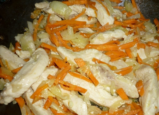 1. Этап. Гуляш из куриной грудки: Затем добавьте морковку, перемешайте, обжаривайте до мягкости морковки.