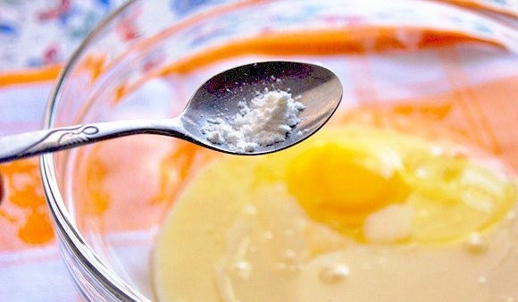 1. Этап. Сушки домашние: Добавьте ванилин и соль.