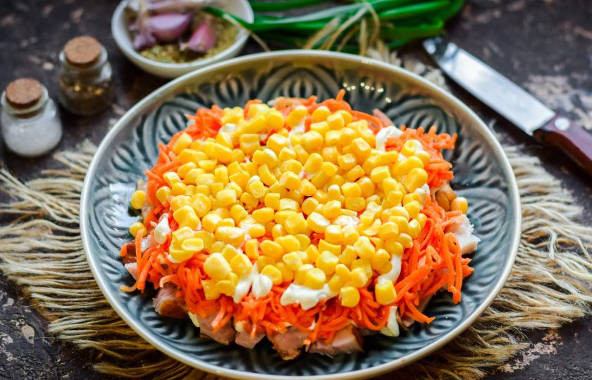 1. Этап. Салат Парус: Далее выложите слой сочной, сладкой кукурузы.