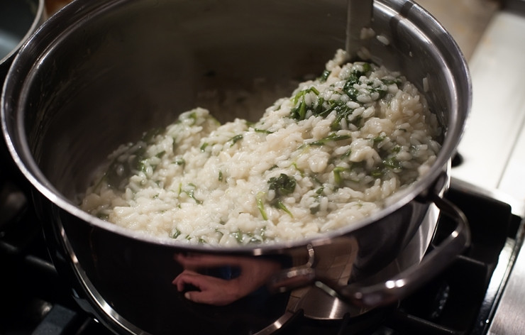 1. Этап. Ризотто со шпинатом: Шпинат при такой температуре начинает вянуть. Если рис еще не стал достаточно мягким, то продолжаем по чуть-чуть подливать бульон.