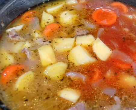 1. Этап. Гуляш в микроволновке: В оставшемся количестве воды разводим томатную пасту и соль и выливаем этот раствор к мясу с овощами. Закрываем крышкой и ставим в микроволновку. Готовим еще 20 минут при той же, максимальной мощности. Когда время готовки закончится, даем блюду постоять в микроволновке еще 5 минут, а затем вынимаем и подаем к столу.