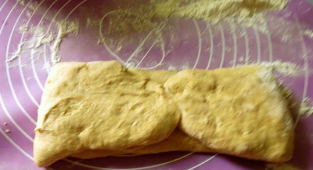 1. Этап. Выпечка из молочной сыворотки: 3. Края подгибаем к центру.