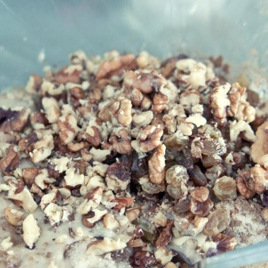 1. Этап. Венесуэльский банановый торт: Смешиваем банановое пюре, сахар, ванилин и пряности. Взбиваем при помощи миксера, затем добавляем в смесь измельченные орехи и изюм.