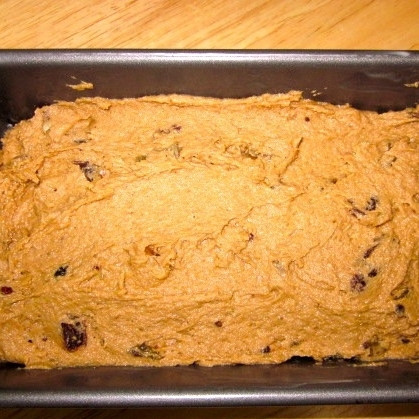 1. Этап. Кекс с изюмом и грецкими орехами: Орехи тоже вмешиваем в получившееся тесто. Готовое тесто перекладываем в смазанную маслом форму для кекса.