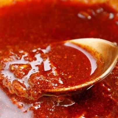 1. Этап. Пастрома из куриного филе: Готовим маринад. Для этого смешаем до однородности мед, растительное масло, измельченный чеснок, мускатный орех, соль и паприку.