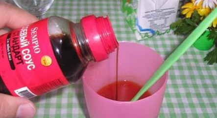 1. Этап. Ребрышки в духовке: 3. Теперь самое время сделать соус-маринад. Он будет также довольно простым. К томатному соусу добавить немного растительного масла, соевого соуса и чили. Если нет острого соуса, тогда можно добавить немного измельченного перца чили. Посолить и поперчить маринад по вкусу. По вкусу добавить сушеные травы. Можно положить измельченную зелень. Все тщательно перемешать.