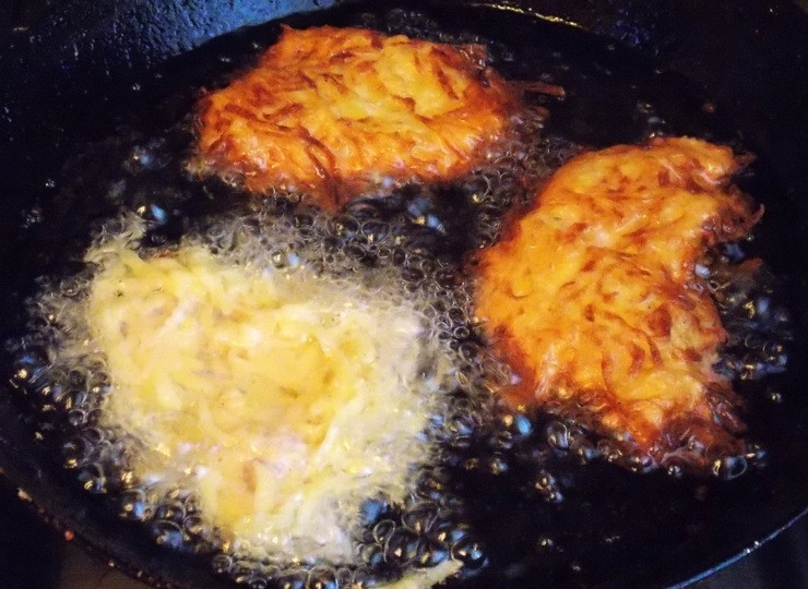 1. Этап. Куриное филе в картофельной шубке: Разогрейте растительное масло до t=180, погрузите в него кусочки. Готовьте до золотистой корочки.