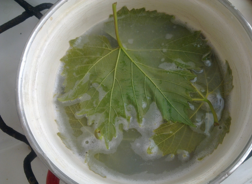1. Этап. Голубцы из виноградных листьев: Пока рис остывает, промойте листья винограда. Бланшируйте их, чтобы они стали мягкими и эластичными.