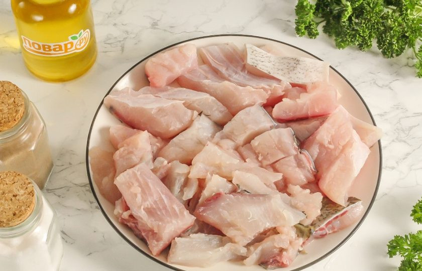 1. Этап. Селедка из толстолобика: Нарежьте филе толстолобика порционными кусочками по своему вкусу.