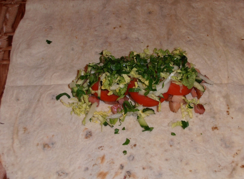 1. Этап. Лаваш с копченой курицей: Потом слоями помидоры, огурцы, капусту. И зелень.