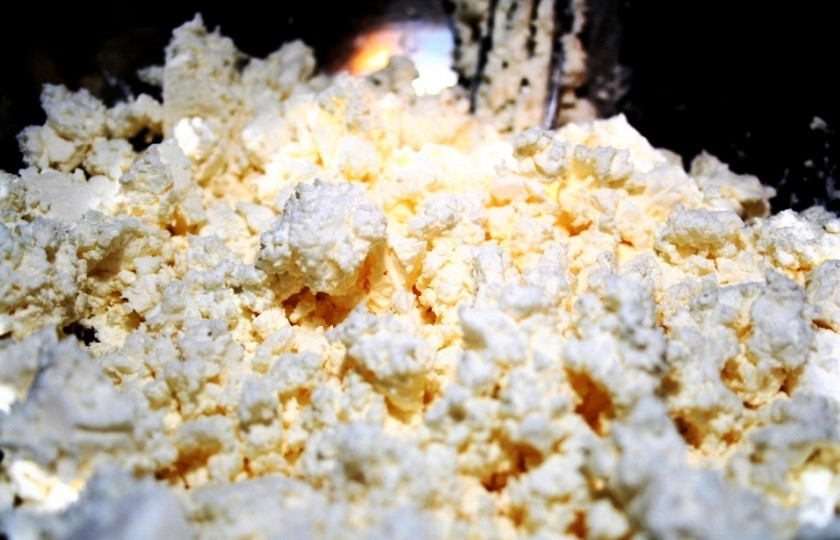 1. Этап. Чушка бюрек: Брынзу разминаем при помощи вилки.