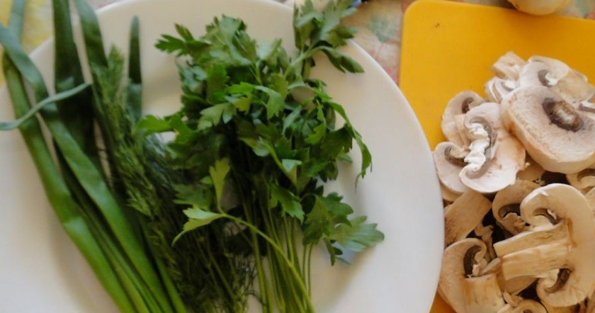 1. Этап. Кабачки жареные с грибами: Также промойте зелень и измельчите.