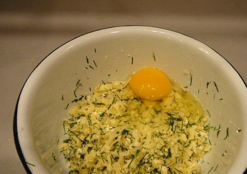 1. Этап. Конвертики с сыром: 4. Вбить яйцо и как следует перемешать. При желании начинку можно посолить и поперчить, а также добавить специи.