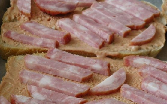 1. Этап. Пицца на хлебе: Сверху на каждый кусочек аккуратно выложите ветчину так, чтобы не осталось пробелов. Вместо ветчины можно использовать салями, получится также вкусно и пикантно.