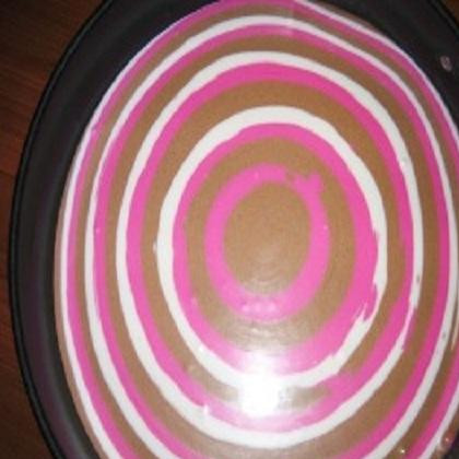 1. Этап. Полосатый творожный десерт: 2. Приготовить разъемную форму. Чтобы десерт получился действительно полосатый, нужно выливать ингредиенты строго по правилам. Смесь выливаем строго в середину формы по 4 столовых ложки, чередуя их между собой: белую, красную, какао. И так льем до тех пор, пока не выльем всю творожную массу в форму.