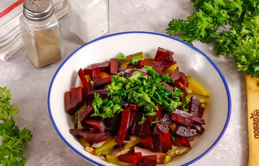 1. Этап. Салат со свеклой и говядиной: Промойте петрушку или укроп, измельчите и добавьте в емкость вместе с солью и молотым черным перцем. Влейте растительное масло и аккуратно все перемешайте.