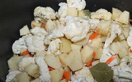 1. Этап. Цветная капуста тушеная в мультиварке: 5. Выкладываем в мультиварку цветную капусту, картофель и морковь. Солим и перчим. Можно добавить специи для тушеных овощей. Перемешиваем и продолжаем тушить вместе с луком в режиме «Выпечка» примерно 40 минут. В процессе готовки пару раз перемешиваем содержимое мультиварки.