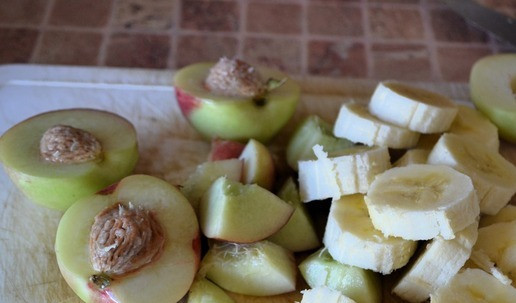 1. Этап. Смузи с нектарином и бананом: Нектарины нарезать, удалить косточку. Одну половинку нектарина отложить в сторону. Нарезать бананы.