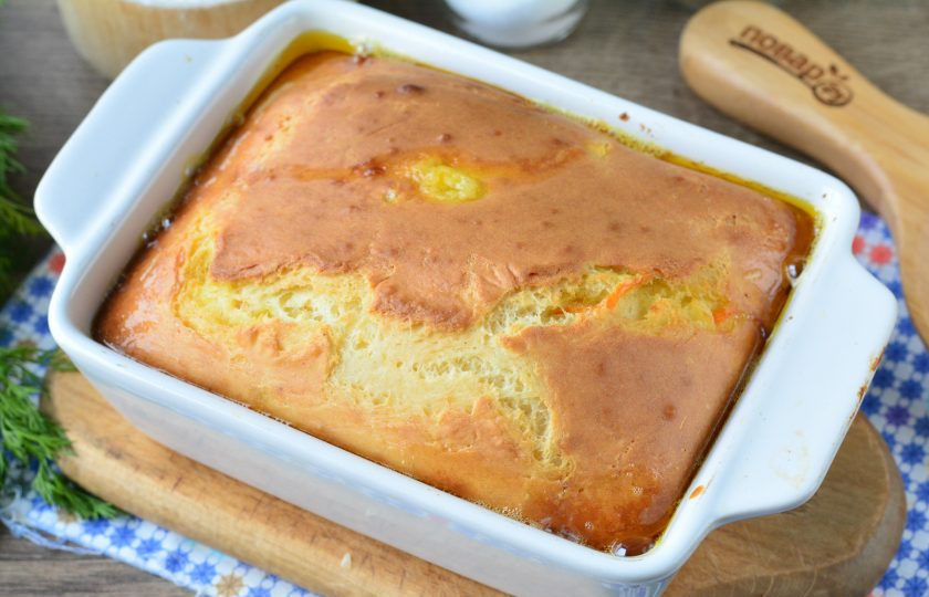 1. Этап. Капустный заливной пирог на майонезе и сметане: Выпекайте пирог в духовке при температуре 180 градусов около 35 минут. Пирог станет пышным и румяным.