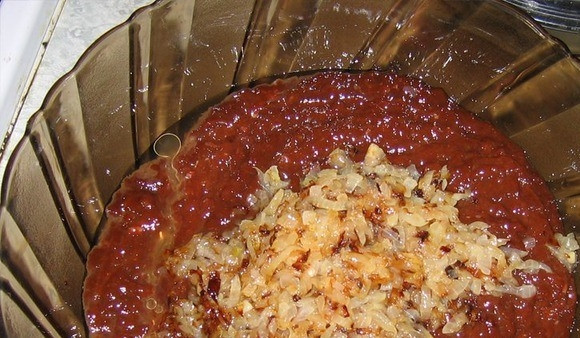 1. Этап. Печеночный торт классический: К печени всыпьте муку, посолите и поперчите. Вы можете добавить любые приправы или специи на свой вкус. Также выложите к печени одну треть от всего жареного лука.