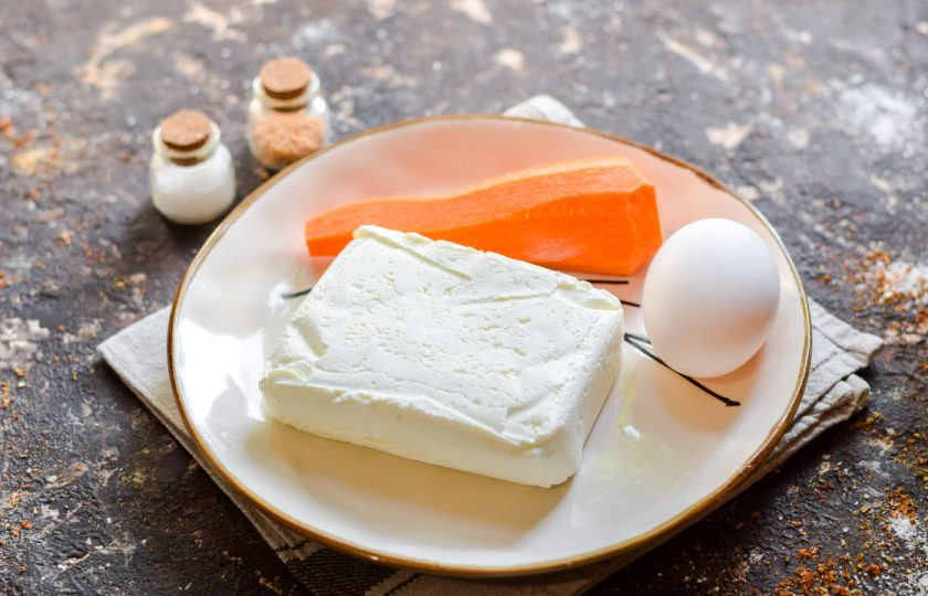 1. Этап. Морковные котлеты с творогом: Подготовьте ингредиенты.